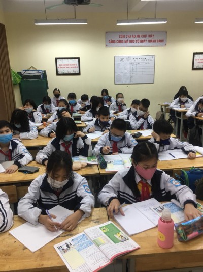 Giáo viên và học sinh Trường THCS phấn khởi được gặp nhau sau thời gian ngưng đến trường