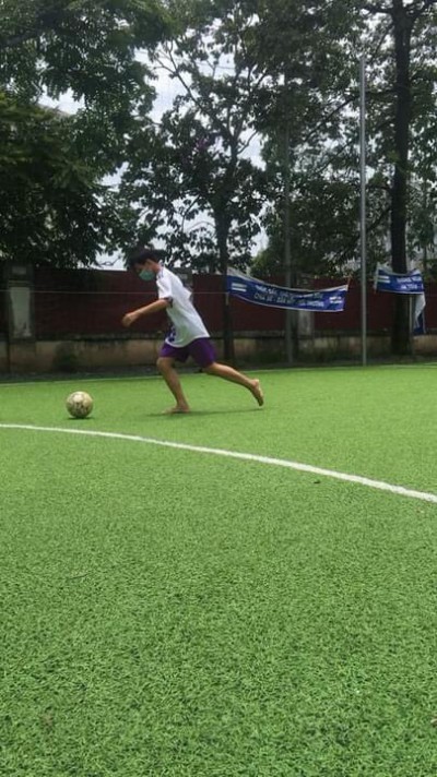 Niềm đam mê cháy bỏng với bóng đá của học sinh Bùi Anh Tú lớp 9A4