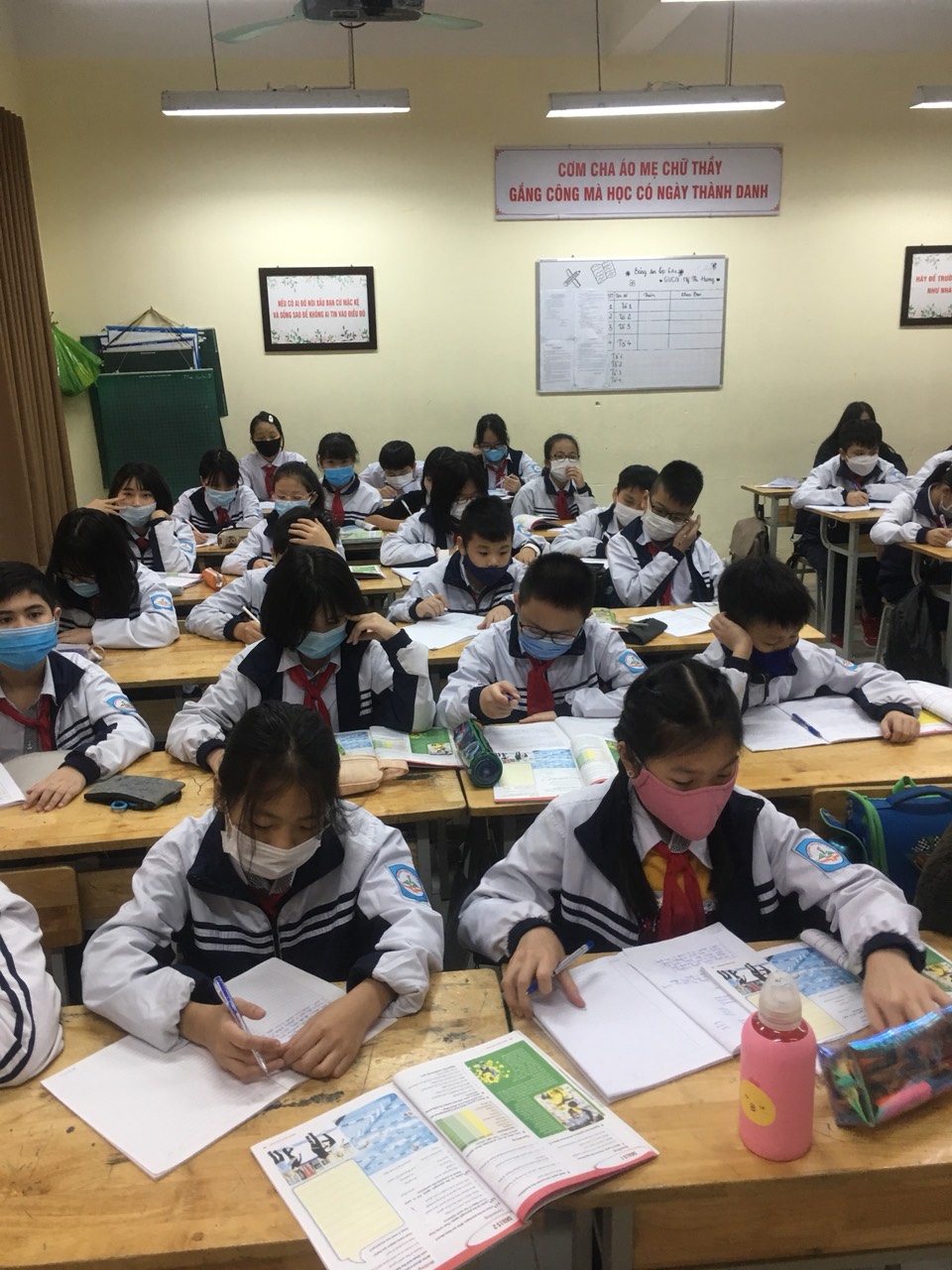 Giáo viên và học sinh Trường THCS phấn khởi được gặp nhau sau thời gian ngưng đến trường