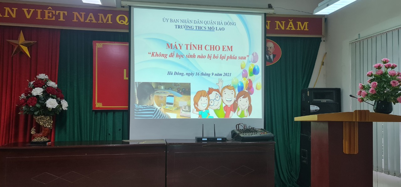 Trường THCS Mỗ Lao tặng máy tính bảng cho học sinh có hoàn cảnh khó khăn
